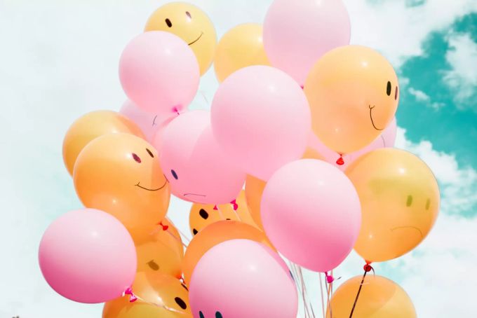 Wenn Sie damit beginnen, Ihre Denkweise zu verändern, können Sie vom Pessimisten zum Optimisten werden. Viele Luftballons
