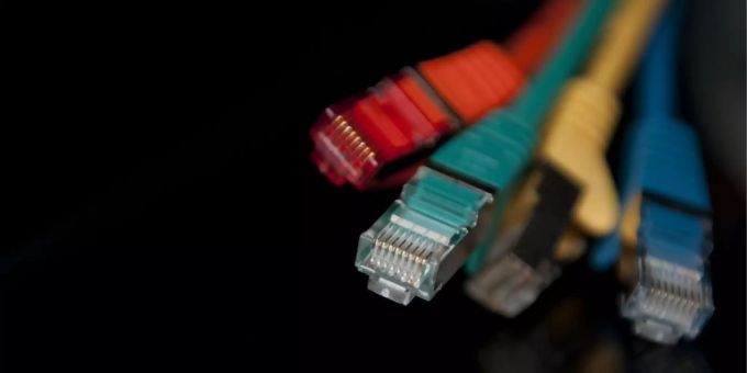 Bunte Netzwerkkabel. (Symbolbild) Netzwerkkabel