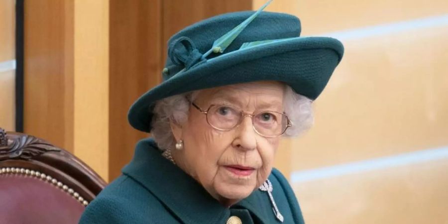 Königin Elizabeth II. sitzt im Plenarsaal des schottischen Parlaments in Edinburgh. (Archivbild). Foto: Jane Barlow/PA Wire/dpa