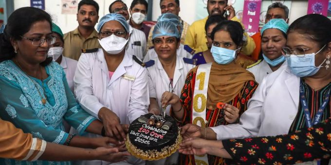 Gesundheitspersonal in einem Impfzentrum in Mumbai feiert den Meilenstein von einer Milliarde verabreichten Impfungen gegen das Coronavirus. Coronavirus