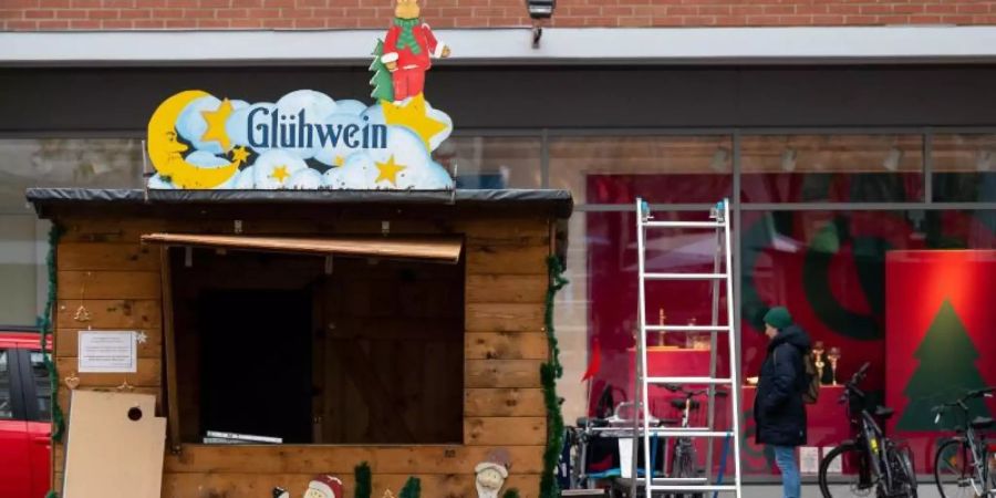 Ein Glühweinstand wird auf dem Weihnachtsmarkt am Rotkreuzplatz in München aufgebaut. Auf den Christkindlmarkt müssen die Menschen aber verzichten. Foto: Sven Hoppe/dpa