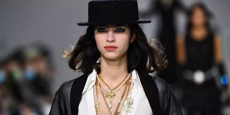 Ein Model präsentiert eine Kreation aus der Chanel Metiers D'Art 2021/2022 Kollektion. Foto: Christophe Archambault/AFP/dpa