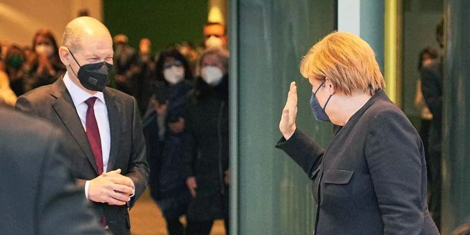Angela Merkel winkt zum Abschied nach der Amtsübergabe der bisherigen Bundeskanzlerin Angela Merkel (CDU) an den neu gewählten Bundeskanzler Olaf Scholz (SPD, l) im Bundeskanzleramt. Angela Merkel Olaf Scholz