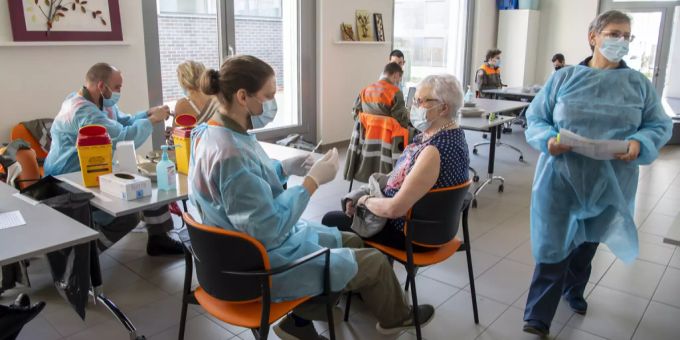 Mitglieder eines mobilen Impfteams des Waadtländer Zivilschutzes (PC) im Einsatz gegen das Coronavirus. (Archivbild) Coronavirus