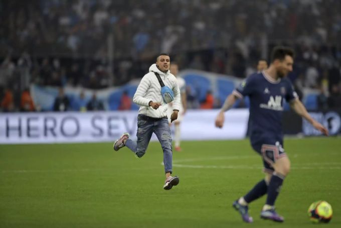 Der Flitzer schaffte in Marseille bis auf den Platz. Dort provozierte er einen Spielunterbruch. Marseille