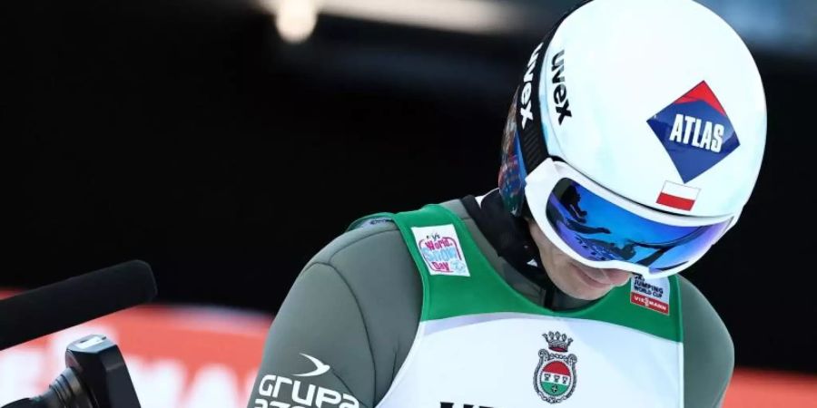 Steigt bei der 70. Vierschanzentournee vorzeitig aus: Titelverteidiger Kamil Stoch. Foto: Daniel Karmann/dpa