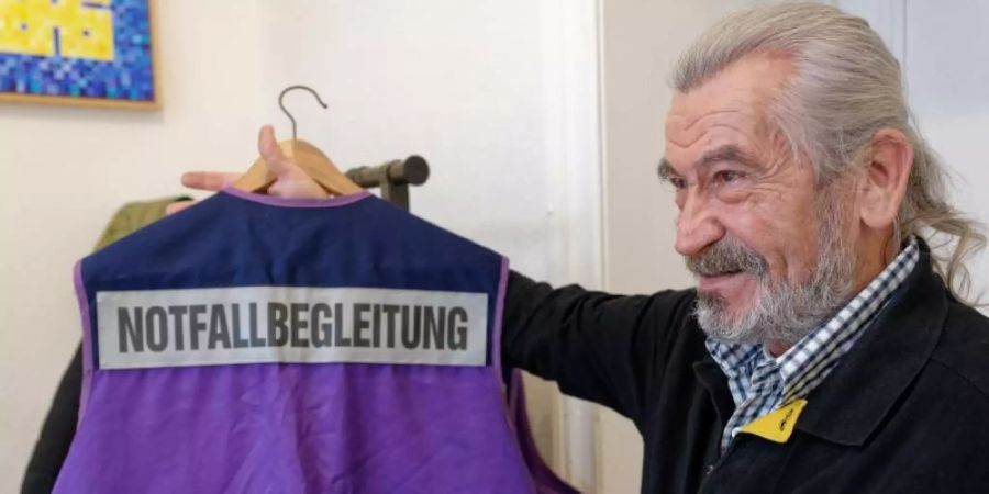 Notfallbegleiter wie Halil Aydemir brauchen viele Qualifikationen: Sie müssen über den Islam Bescheid wissen, den Koran und möglichst auch die Kultur des Betroffenen kennen. Foto: Henning Kaiser/dpa