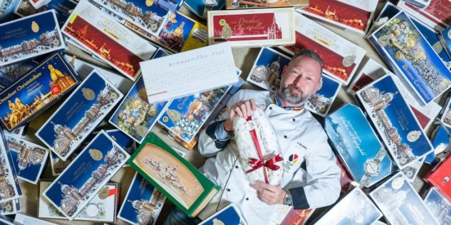 Der anerkannte Stollenprüfer André Bernatzky testet bis zu 700 Stollen in der Vorweihnachtszeit. Foto: Sebastian Kahnert/dpa-Zentralbild/dpa