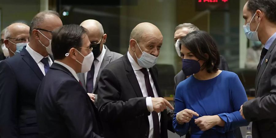 Annalena Baerbock (2.v.r, Bündnis 90/Die Grünen), Aussenministerin von Deutschland, und Jean-Yves Le Drian (M), Aussenminister von Frankreich, sprechen miteinander während eines Treffens der EU-Aussenminister im Gebäude des Europäischen Rates. Foto: Virginia Mayo/AP/dpa