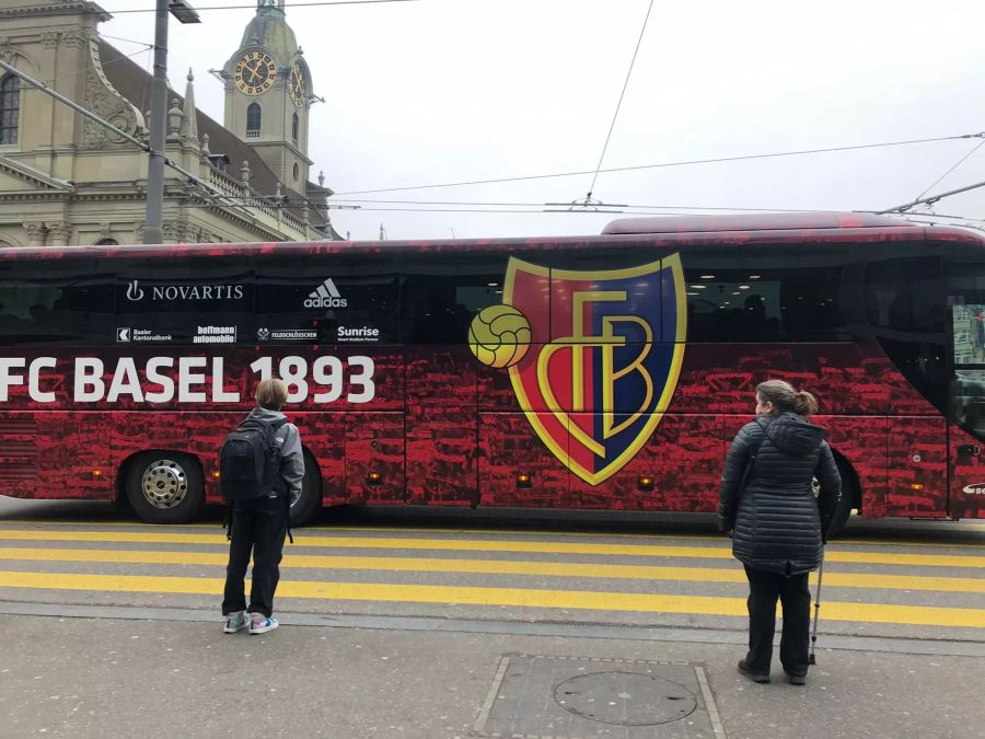 Trotz geschlossenem Gästesektor und abgesagtem Verkauf von Einzeltickets sind Fans nach Bern gereist. Die Mannschaft ist mittlerweile auch vor Ort.