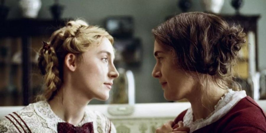 Mary Anning (Kate Winslet) und Charlotte Murchison (Saoirse Ronan) verlieben sich ineinander. Foto: Agatha A. Nitecka/Tobis Film/dpa