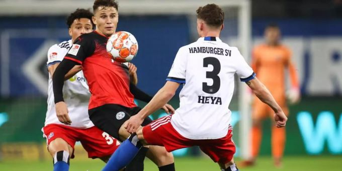 Aus Moritz Heyer (r) wurde beim HSV-Spiel gegen Holstein Kiel Moritz «Heya». Foto: Christian Charisius/dpa Aus Moritz Heyer (r) wurde beim HSV-Spiel gegen Holstein Kiel Moritz «Heya». Foto: Christian Charisius/dpa