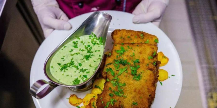 Ein veganes «Frankfurter Schnitzel» liegt frisch angerichtet auf dem Teller. Die Nachfrage nach reiner Pflanzenkost steigt. Foto: Andreas Arnold/dpa