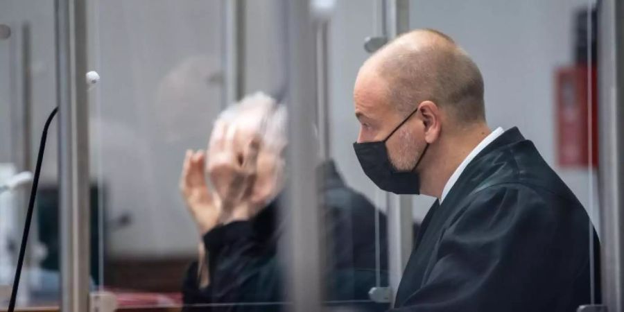 Der Angeklagte im Landgericht Lüneburg neben seinem Anwalt Thorsten Hess. Foto: Sina Schuldt/dpa