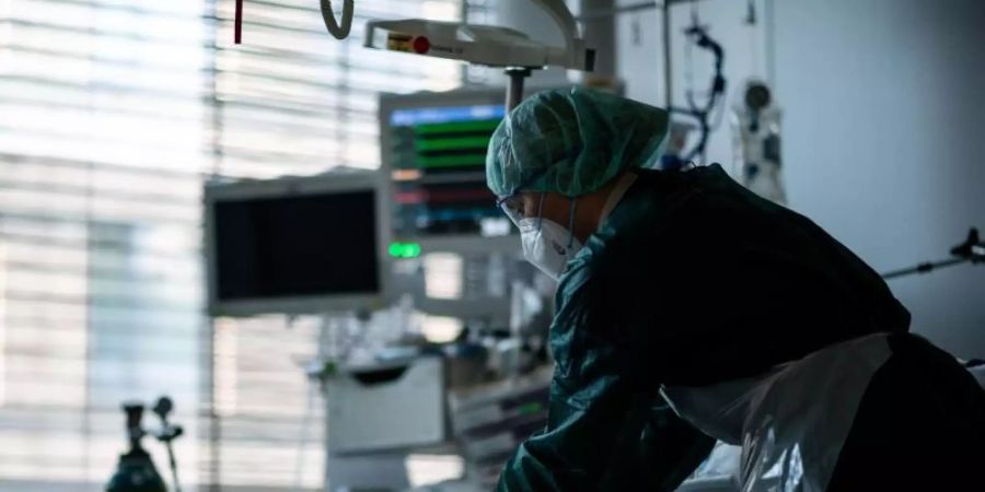 Am Freitag wurden 1808 Corona-Patienten auf den Intensivstationen verzeichnet. Foto: Fabian Strauch/dpa