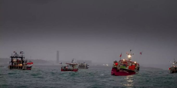 Französische Fischereifahrzeuge protestieren vor dem Hafen von St. Helier, Jersey, Kanalinseln, im Streit um Fischereirechte nach dem Brexit. Fischereistreit