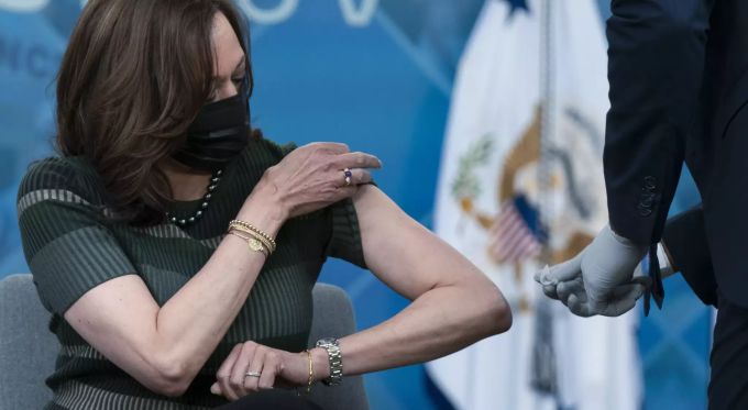 US-Vizepräsidentin Kamala Harris krempelt die Ärmel hoch, um ihre Auffrischungsimpfung des Moderna COVID-19-Impfstoffs. Harris Moderna Booster