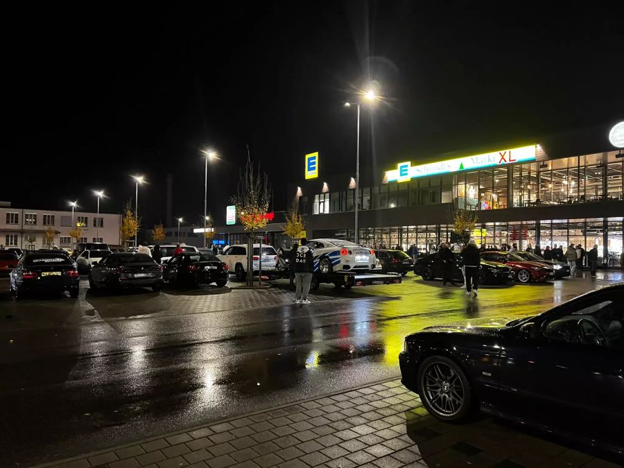 Die Autoposer trafen sich auf einem Parkplatz.