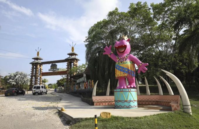 Der Eingang zur Farm von Pablo Escobar, die nun eine Touristenattraktion ist. Escobar
