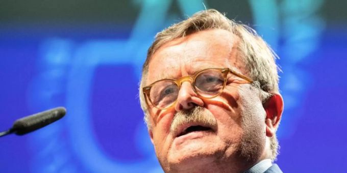 Frank Ulrich Montgomery, Präsident der Bundesärztekammer und des Deutschen Ärztetages, steht auf einem Podium. (Archivbild). Foto: Guido Kirchner/dpa Frank Ulrich Montgomery, Präsident der Bundesärztekammer und des Deutschen Ärztetages, steht auf einem Podium. (Archivbild). Foto: Guido Kirchner/dpa