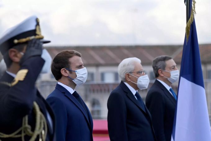 Frankreichs Emmanuel Macron und Italiens Präsident Sergio Mattarella bei einer Zeremonie am Freitagmorgen in Rom. Macron