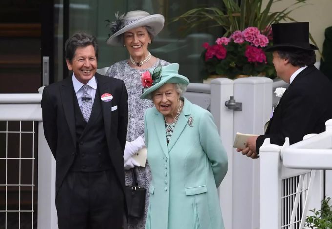 Queen Elizabeth und ihr Stallmanager John Warren. queen