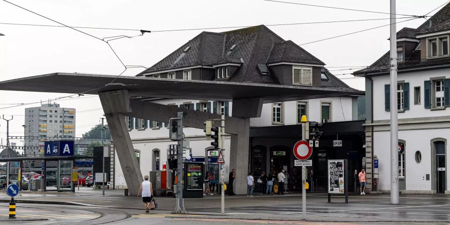 Der Bahnhofplatz am Bahnhof in Solothurn.