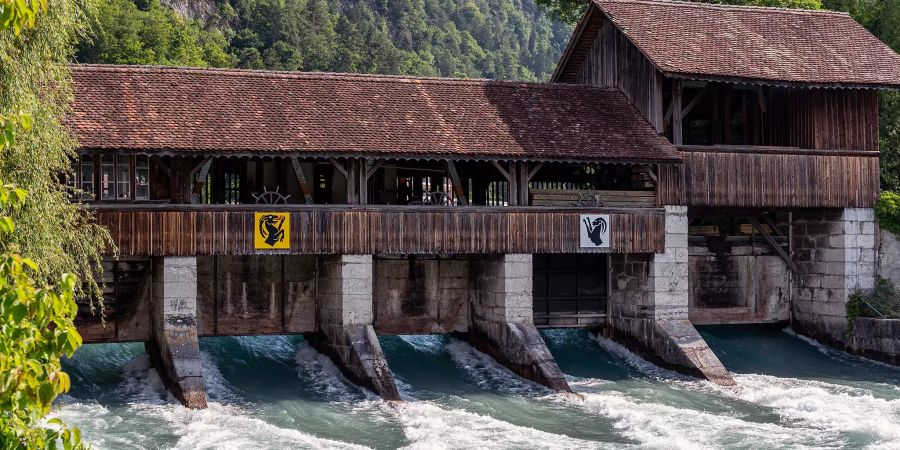 Stauwehr an der Aare an der Grenze von Unterseen und Interlaken mit dem Wappen der beiden Gemeinden Unterseen und Interlaken.