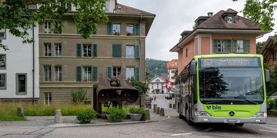 Ein BLS-Bus der Busland AG in den engen Strassen der Altstadt von Burgdorf. (Archivbild)