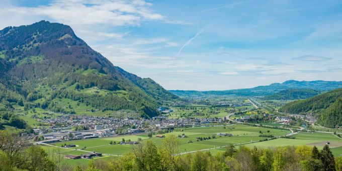 Kerenzerberg im Glarus Nord mit Blick auf Nieder- und Oberurnen sowie auf die Linth Ebene im Hirzli. Kerenzerberg im Glarus Nord mit Blick auf Nieder- und Oberurnen sowie auf die Linth Ebene im Hirzli.