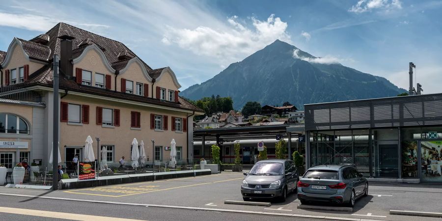 Der Bahnhof Spiez mit dem Niesen im Hintergrund.