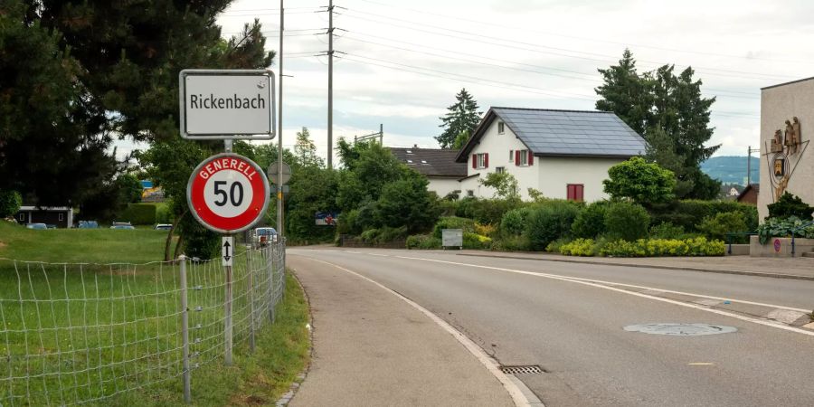 Die Wilerstrasse in Richtung Rickenbach.