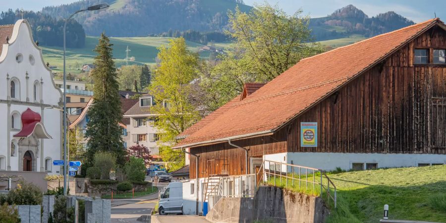 Ortsstrasse in Gommiswald im Kanton St.Gallen.