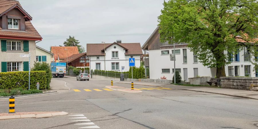 Die Ortsstrasse und der Dorfplatz in Maur.