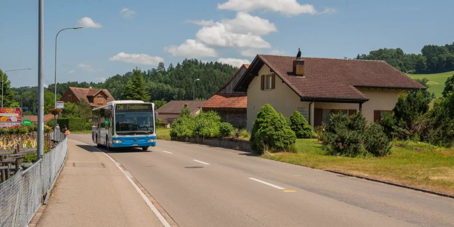 Busdurchfahrt an der Kurhausstrasse Richtung Fischingen.