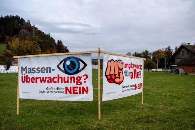 Abstimmungsbanner gegen das Covid-19-Gesetz, am 1. November im Emmental. Covid-19-Gesetz Abstimmung