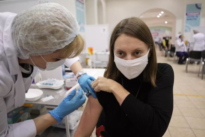 Eine Frau lässt sich in Moskau gegen das Coronavirus impfen. Coronavirus