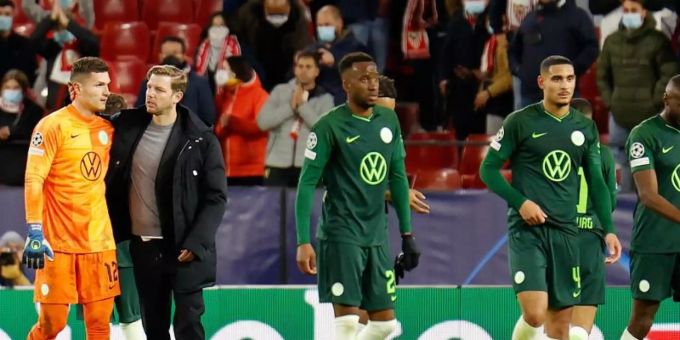 Der VfL Wolfsburg verlor erstmals unter Trainer Florian Kohfeldt (2.v.l). Foto: Daniel Gonzalez Acuna/dpa Der VfL Wolfsburg verlor erstmals unter Trainer Florian Kohfeldt (2.v.l). Foto: Daniel Gonzalez Acuna/dpa