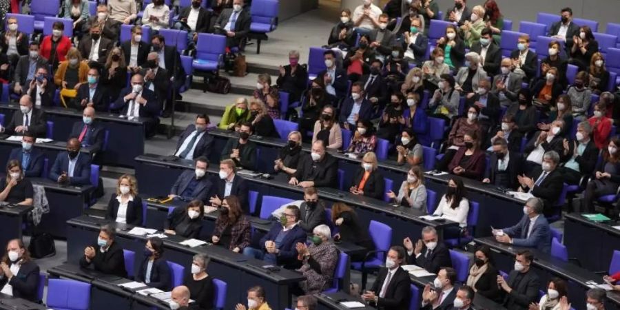 Im Bundestag wird über den weiteren Kurs in der Corona-Pandemie diskutiert. Foto: Kay Nietfeld/dpa