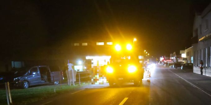 Die Fussgängerin erlitt durch die Kollision erhebliche Verletzungen und musste mit der Ambulanz ins Kantonsspital Glarus gebracht werden. Unfall