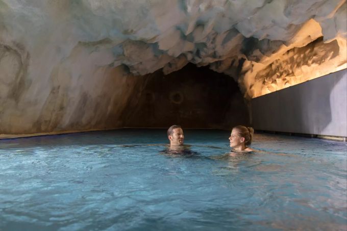 Schweizweit einzigartig: Das Wasser in der Grotte in Brigerbad strömt direkt aus dem Inneren des Felsens, der die Badenden umgibt. f