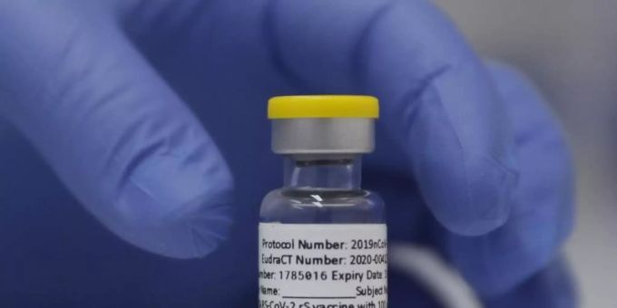 Eine Ampulle mit dem Corona-Impfstoff von Novavax steht während einer Studie im St. George's University Hospital in London auf einem Tisch bereit. Foto: Alastair Grant/AP/dpa Novavax Coronavirus