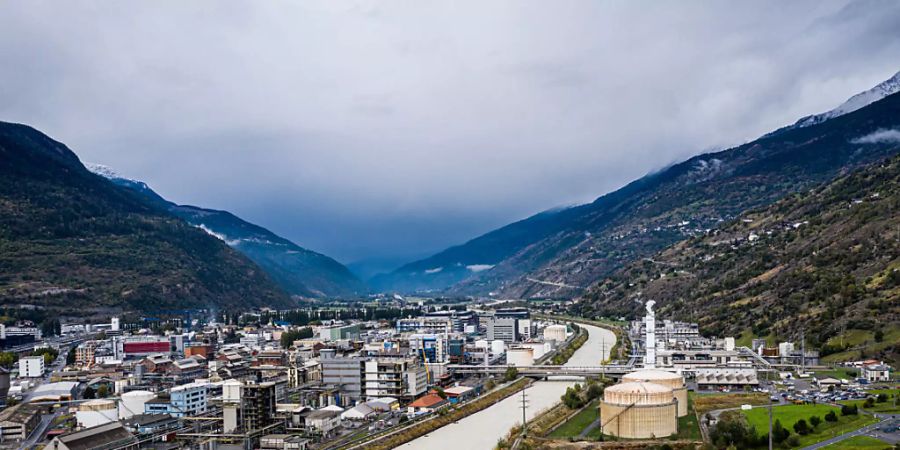 In Visp im Oberwallis wird ein Teil des Covid-19-Impfstoffs von Moderna hergestellt. (Archivbild)