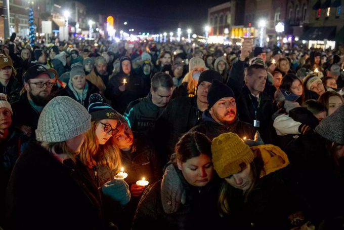 Menschen trauern nach dem Attentat an einer Schule in Michigan, USA. Attentat
