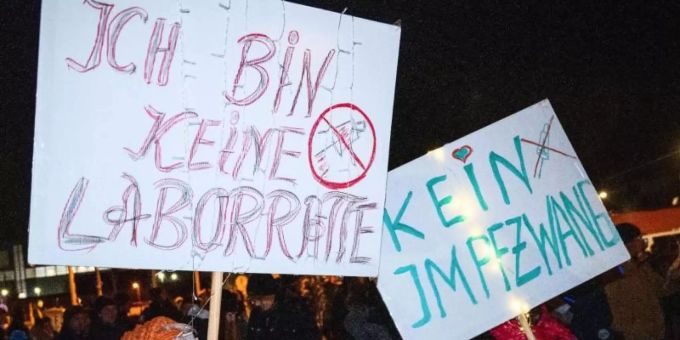 Menschen demonstrieren gegen die Massnahmen zur Eindämmung der Corona-Pandemie. Foto: Stefan Sauer/dpa Menschen demonstrieren gegen die Massnahmen zur Eindämmung der Corona-Pandemie. Foto: Stefan Sauer/dpa