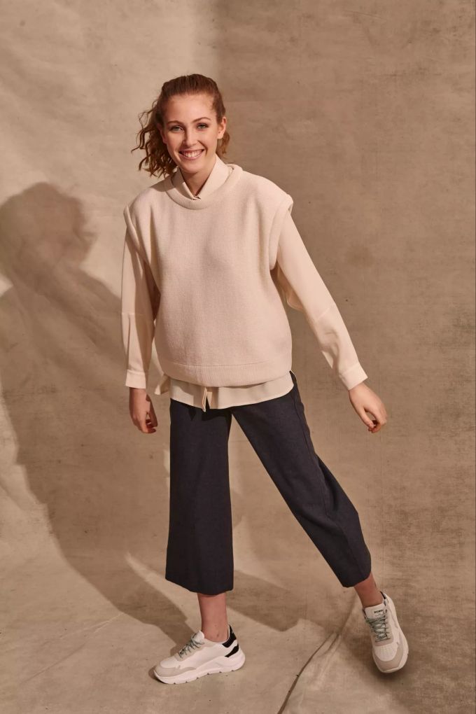 Der angesagte Preppy-Stil wirkt frech und cool. Hier ein Kombinationsbeispiel mit Oversize-Pullunder zur Culotte von Givn Berlin (Pullunder ca. 120 Euro, etwa 125 Franken; Bluse ca. 90 Euro, etwa 94 Franken; Culotte ca. 100 Euro, etwa 104 Franken). Frau cremfarbene Oberteile Culotte dunkelblau
