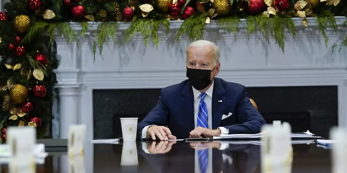 US-Präsident Joe Biden sitzt im Roosevelt Room des Weissen Hauses. Joe Biden
