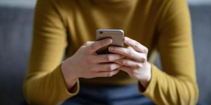 Die Smartphone-Nutzung ist in der Pandemie stark gestiegen, Forscher sprechen von einer zum Teil suchtartigen Nutzung. Foto: Fabian Sommer/dpa Die Smartphone-Nutzung ist in der Pandemie stark gestiegen, Forscher sprechen von einer zum Teil suchtartigen Nutzung. Foto: Fabian Sommer/dpa
