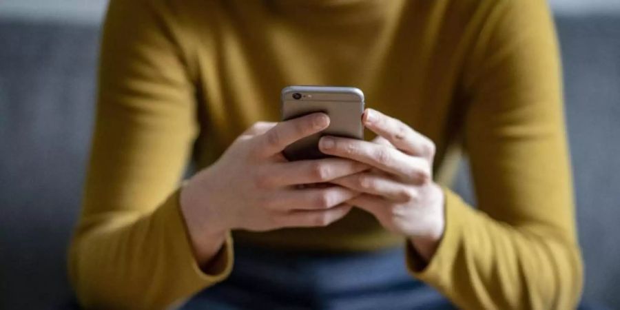 Die Smartphone-Nutzung ist in der Pandemie stark gestiegen, Forscher sprechen von einer zum Teil suchtartigen Nutzung. Foto: Fabian Sommer/dpa