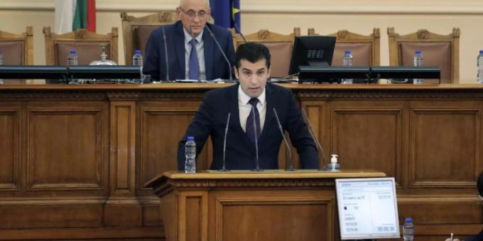 Kiril Petkow, designierter neuer Ministerpräsident von Bulgarien, spricht auf der ersten Sitzung des neuen bulgarischen Parlaments. Petkow kündigte bei der Sitzung einen Koalitionsvertrag in der kommenden Woche an. Foto: Valentina Petrova/AP/dpa Kiril Petkow, designierter neuer Ministerpräsident von Bulgarien, spricht auf der ersten Sitzung des neuen bulgarischen Parlaments. Petkow kündigte bei der Sitzung einen Koalitionsvertrag in der kommenden Woche an. Foto: Valentina Petrova/AP/dpa